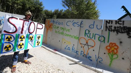 Un opposant au projet d'enfouissement de déchets nucléaires, à Bure (Meuse), le 14 août 2016. (AFP)