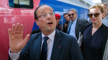 Fran&ccedil;ois Hollande et sa compagne Val&eacute;rie Trierweiler&nbsp;&agrave; la gare de Lyon, &agrave; Paris, le 2 ao&ucirc;t 2012. (BERTRAND LANGLOIS / AFP)