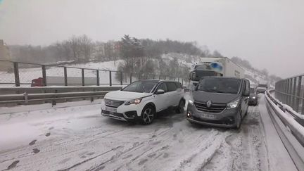 Samedi 2 avril, par endroits, la neige et le verglas compliquent la circulation.&nbsp;19 départements sont toujours placés en alerte.
 (FRANCE 3)