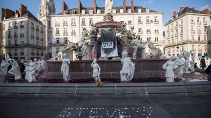 La fontaine de la place Royale à Nantes où des bougies ont été déposées en hommage à Steve.&nbsp; (LOIC VENANCE / AFP)