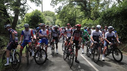 Tour de France : le peloton proteste contre les chutes