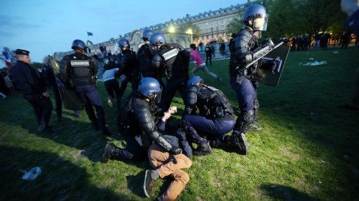 Des gendarmes interpellent un manifestant, le 21 avril 2013 aux Invalides &agrave; Paris. (THOMAS SAMSON / AFP)