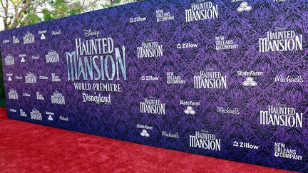 Vue du tapis rouge lors de la première mondiale de "La Maison hantée" de Disney au Hyperion Theatre, au Disney California Adventure Park à Anaheim (Californie), le 15 juillet 2023. (MICHAEL TRAN / AFP)