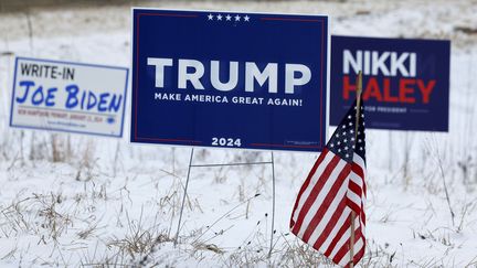 Des pancartes appelant à voter pour Joe Biden, Donald Trump et Nikki Haley lors des primaires dans le New Hampshire, le 19 janvier 2024, à Manchester (Etats-Unis). (CHIP SOMODEVILLA / GETTY IMAGES NORTH AMERICA / AFP)