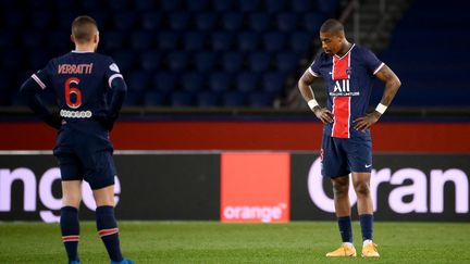 Marco Verratti et Presnel Kimpembe après l'un des buts du FC Nantes dimanche 14 mars. (FRANCK FIFE / AFP)