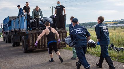 Des corps de victimes du crash du MH17 sont enlev&eacute;s de la zone, le 19 juillet 2014, dans la r&eacute;gion de Donetsk (Ukraine).&nbsp; (ANDREY STENIN / RIA NOVOSTI / AFP)