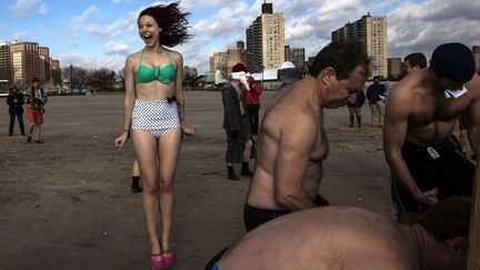 S&eacute;ance d'&eacute;chauffement sur la plage de Coney Island avant un bain hivernal, New York (Etats-Unis), le 15 d&eacute;cembre 2013. (ERIC THAYER / REUTERS)