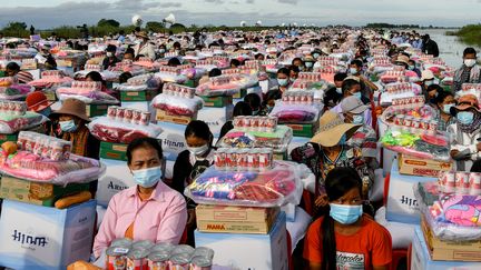 Des centaines de survivants des inondations en Asie du Sud-Est reçoivent l'aide alimentaire envoyée par le Premier ministre combodgien,&nbsp;Hun Sen, le 21 octobre 2020. (AFP)