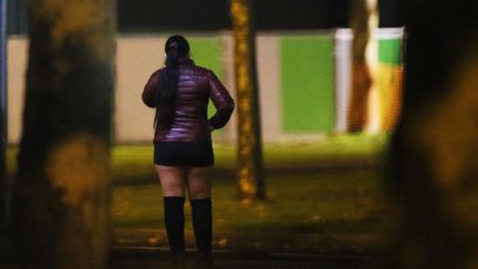 Une travailleuse du sexe à Caen (Calvados), le 29 novembre 2017. (CHARLY TRIBALLEAU / AFP)