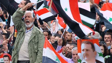 Une photographie transmise par l'agence nationale Sana montre des manifestants favorales &agrave; Bachar Al-Assad, le 3 novembre 2011, dans la ville de Tartous, en "pays alaouite". (SANA / AFP)