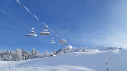 Des remontées mécaniques fermées, dans la station de ski du Grand Bornand, en Haute-Savoie, en janvier 2021. (ANABELLE GALLOTTI / RADIO FRANCE)