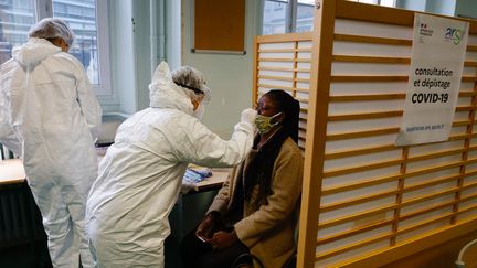 Une lycéenne se soumet à un test antigénique, au lycée&nbsp;Emile-Dubois, dans le 14e arrondissement de Paris, lundi 23 novembre 2020.&nbsp; (AFP)