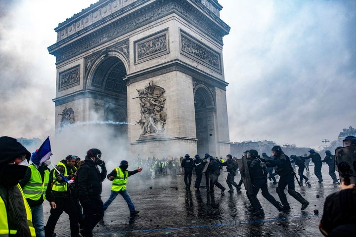 Les gilets jaunes (OLIVIER CORET / DIVERGENCE)