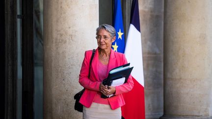 La Première ministre, Elisabeth Borne, à la sortie du Conseil des ministres, à l'Elysée, à Paris, le 4 juillet 2022. (XOSE BOUZAS / HANS LUCAS / AFP)