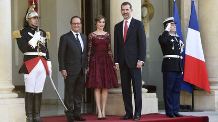 Fran&ccedil;ois Hollande, le roi Felipe VI d'Espagne et son &eacute;pouse, la reine Letizia, &agrave; leur arriv&eacute;e au palais de l'Elys&eacute;e pour un d&icirc;ner d'Etat, le 2 Juin 2015. (ALAIN JOCARD / AFP)