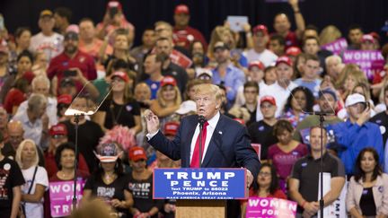 Le candidat républicain Donald Trump participe à une réunion publique de ses militants à Phoenix (Arizona), le 29 octobre 2016. (CAITLIN O'HARA / AFP)