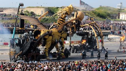 Kumo, l'araignée géante articulée de Nantes déambule dans sa ville