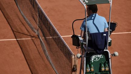 Un arbitre supervise une rencontre, le 7 juin 2015, à Roland-Garros, à Paris. (JEAN MARIE HERVIO / DPPI MEDIA / AFP)