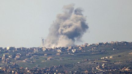 De la fumée au-dessus du village libanais de Bint Jbeil, après un bombardement israélien, le 28 février 2024. (JALAA MAREY / AFP)