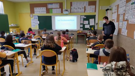 Des élèves de l'école de l'Yser à Saint-Lô (Manche), le mardi 27 avril 2021. (LUCIE THUILLET / RADIO FRANCE)