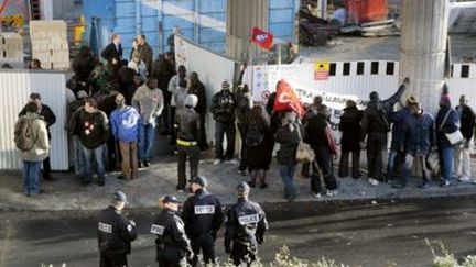 Des travailleurs sans-papiers devant l'entrée du chantier de la tour "First", à la Défense, le 2 novembre 2009. (© AFP PHOTO/ JACQUES DEMARTHON)