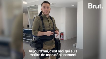 “L'algorithme a créé la marche parfaite pour moi et donc je n’ai juste qu’à rester passif.” Après un accident de moto et dix ans en fauteuil roulant, Kevin est désormais capable de remarcher grâce à l’exosquelette développé par Wandercraft. Brut l’a suivi (BRUT / FRANCEINFO)