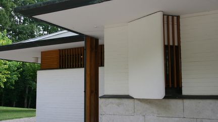 Une fenêtre en diagonale de la salle-à-manger donne sur la route d'accès, une fente par laquelle l'hôte peut voir arriver l'invité. Cette maison a été pensée comme une sorte de galerie d'art pour attirer des clients, autant que recevoir des amis.
 (Sophie Jouve/Culturebox)