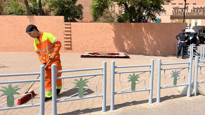 Un agent d'entretien devant le CHU de Marrakech (Maroc), mardi 12 septembre 2023. (ROBIN PRUDENT / FRANCEINFO)