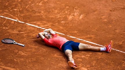 Seul face à l'histoire. Novak Djokovic s'offre un 23e Grand Chelem face à Casper Ruud, le 11 juin 2023 à Roland-Garros. Le Serbe devient alors le seul détenteur du record de titres en Majeur, dépassant Rafael Nadal sur sa terre battue fétiche. (IBRAHIM EZZAT / AFP)