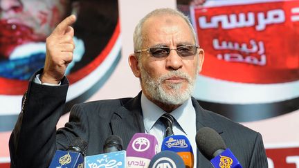 Mohamed Badie, le 8 d&eacute;cembre 2012, lors d'une conf&eacute;rence de presse au QG des Fr&egrave;res musulmans, au Caire. (MAHMUD KHALED / AFP)