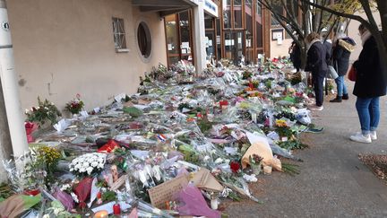 Fleurs et messages en hommage à Samuel Paty, devant le collège du Bois d'Aulne, à Conflans-Sainte-Honorine, le 19 octobre 2020.&nbsp;Illustration. (RÉMI BRANCATO / FRANCE-INTER)