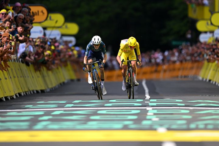 Jonas Vingegaard et Tadej Pogacar au coude-à-coude pour remporter la 11e étape du Tour de France 2024, le 10 juillet 2024 à Le Lioran, France. (Dario Belingheri / Getty)