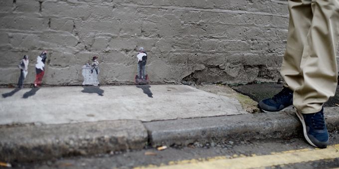 Les personnages miniatures du Mexicain Pablo Delgado dans une rue de Londres.
 (Ben Stansall / AFP)