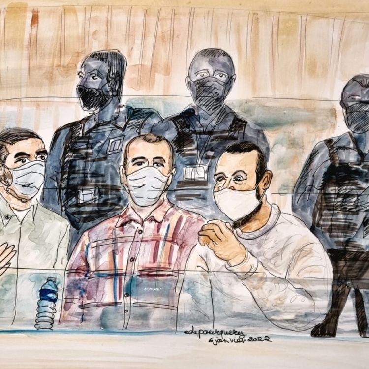 Salah Abdeslam (à droite) au côté de deux autres accusés lors du procès des attentats du 13-Novembre, à la cour d'assises spéciale de Paris, le 6 janvier 2022.  (ELISABETH DE POURQUERY / FRANCEINFO)