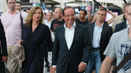 Le pr&eacute;sident Fran&ccedil;ois Hollande et sa compagne, Val&eacute;rie Trierweiler, &agrave; son arriv&eacute;e &agrave; la gare de Lyon, &agrave; Paris, le 19 ao&ucirc;t. (THOMAS SAMSON / AFP)