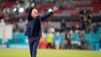 Le sélectionneur de l'équipe de France, Didier Deschamps, salue ici les supporters tricolores à l'issue de la victoire française contre l'Allemagne, mardi 15 juin 2021. (MATTHIAS SCHRADER / AFP)