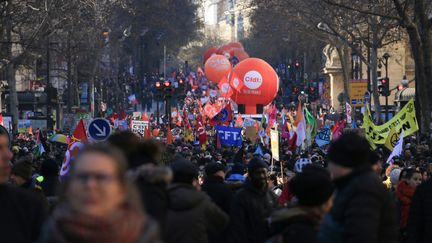 Des milliers de personnes manifestent contre la réforme des retraites à Paris, le 7 février 2023. (QUENTIN DE GROEVE / HANS LUCAS / AFP)