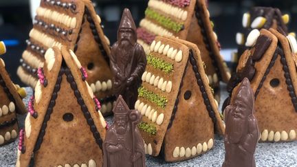 Les confiseries de Saint-Nicolas : maisons en pains d'épice et bonhommes en chocolat. (CHRISTINE FERBER)