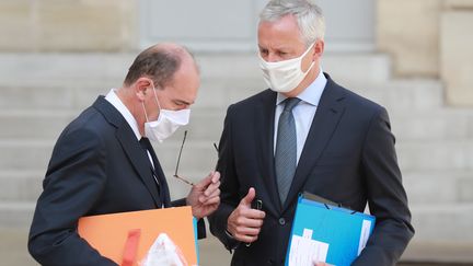 Le Premier ministre, Jean Castex, et le ministre de l'Economie, Bruno Le Maire, dans la cour de l'Elysée, à Paris, le 26 août 2020. (LUDOVIC MARIN / AFP)