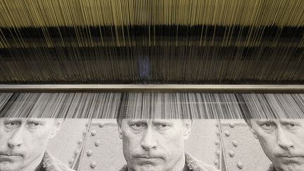 Fabrication d'un tissu imprim&eacute; &agrave; l'effigie du Premier ministre russe Vladimir Poutine dans une usine de Vyritsa (Russie), le 6 f&eacute;vrier 2012. (ALEXANDER DEMIANCHUK / REUTERS)