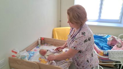 Inna Shmigun, nurse in Donbass.  (GILLES GALLINARO / RADIO FRANCE)