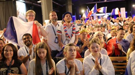 Les supporters français réunis dans la salle de presse, lors de la finale de l'Eurovision, à Tel-Aviv (Israël), le 18 mai 2019. (MAXPPP)