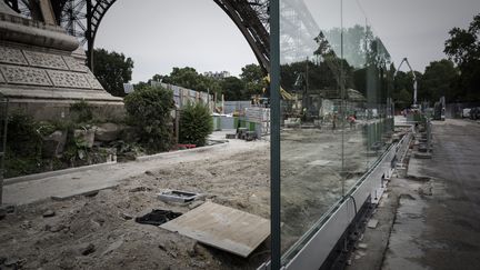 La Tour Eiffel se pare d'un mur de verre