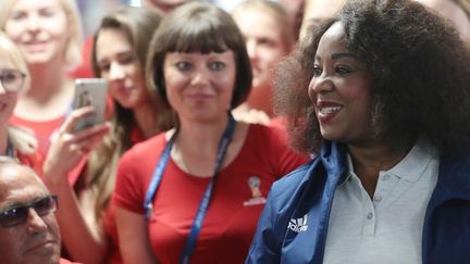 Fatma Samoura et les volontaires du Mondial 2018 à Moscou, en Russie le 9 juillet 2018. (VITALIY BELOUSOV / SPUTNIK)