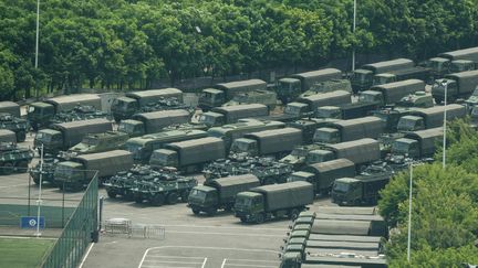 Des blindés chinois aux abords du stade de&nbsp;Shenzhen (Chine),&nbsp;près de la frontière avec Hong Kong, le 15 août 2019.&nbsp; (STR / AFP)