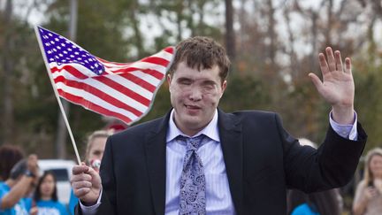 Hunter LeVine, un v&eacute;t&eacute;ran de la guerre en Irak qui a perdu ses deux yeux dans une attaque est accueilli dans sa nouvelle maison &agrave; The Woodlands (Texas), le 19 d&eacute;cembre 2011. (ERIC KAYNE / AP / SIPA)