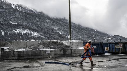 Ouvrier sur le chantier du TGV Lyon-Turin, janvier 2023. (MARCO BERTORELLO / AFP)