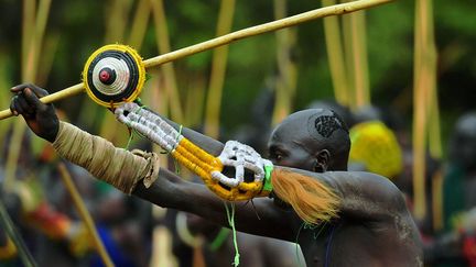 à manier le bâton et aux techniques de combat car le peuple Suri a toujours dû lutter contre des ennemis pour protéger ses terres et ses troupeaux de zébus.  (Carl de Souza / AFP)