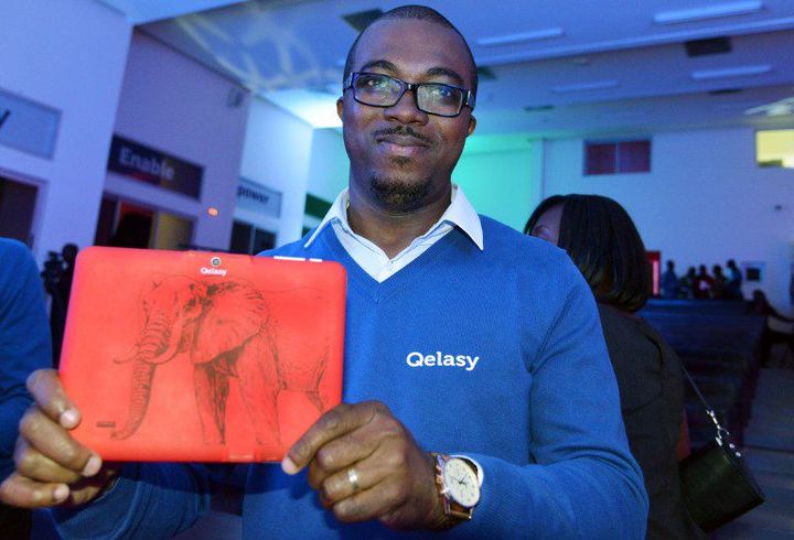 L'ingénieur ivoiien Thierry N'Douffou présente la tablette Qelasy à l'université Felix Houphouët-Boigny à Abidjan (Côte d'Ivoire).   ( AFP PHOTO / ISSOUF SANOGO)