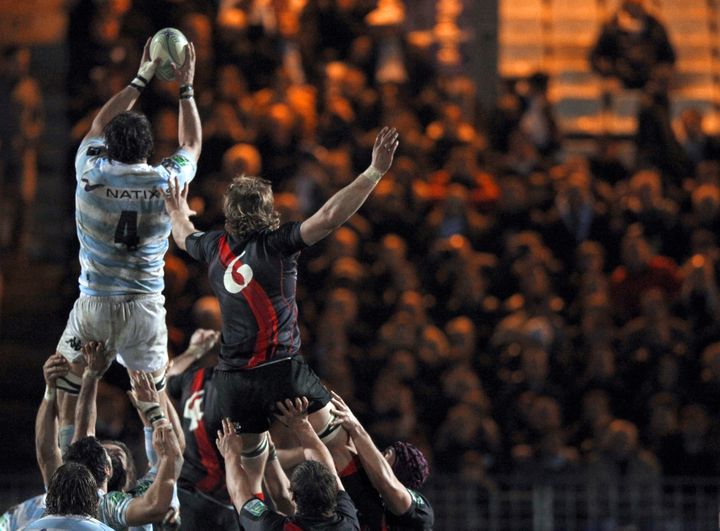 Le joueur du Racing Lionel Nallet &agrave; la lutte avec David Denton, joueur d'Edimbourg, lors du match de Coupe d'Europe, &agrave; Colombes, le 13 janvier 2012. (ALEXANDER KLEIN / AFP)